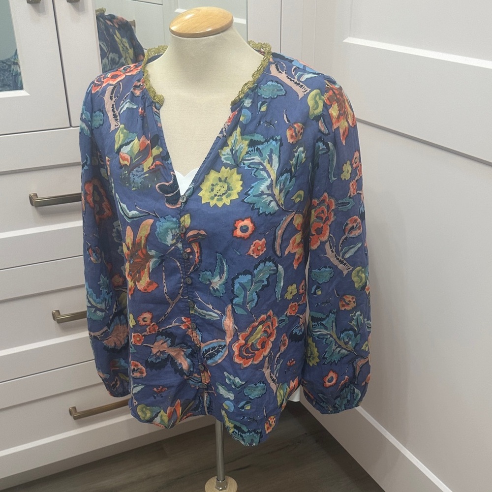 Velvet by G & S Cotton Blouse with floral patterns. Small.